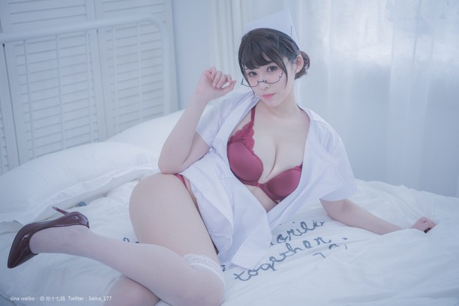 十七鸽的白色护士cosplay：温柔治愈的守护者[110P1V-535MB]